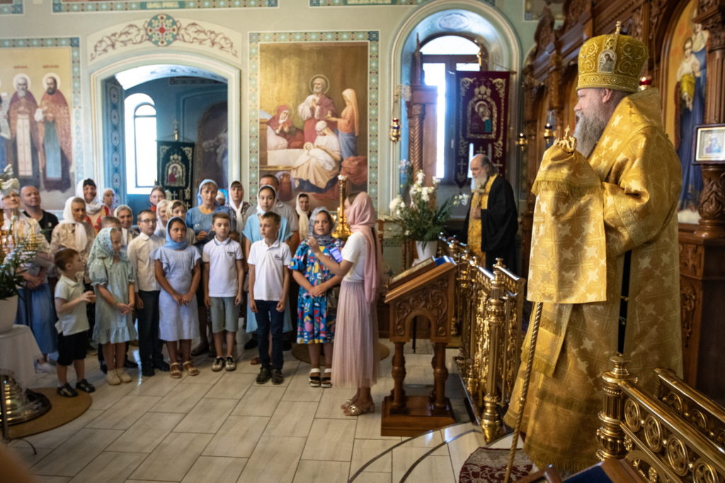 Учащиеся воскресной школы поздравили Владыку праздником иконы Божией Матери Троеручица Бердянская